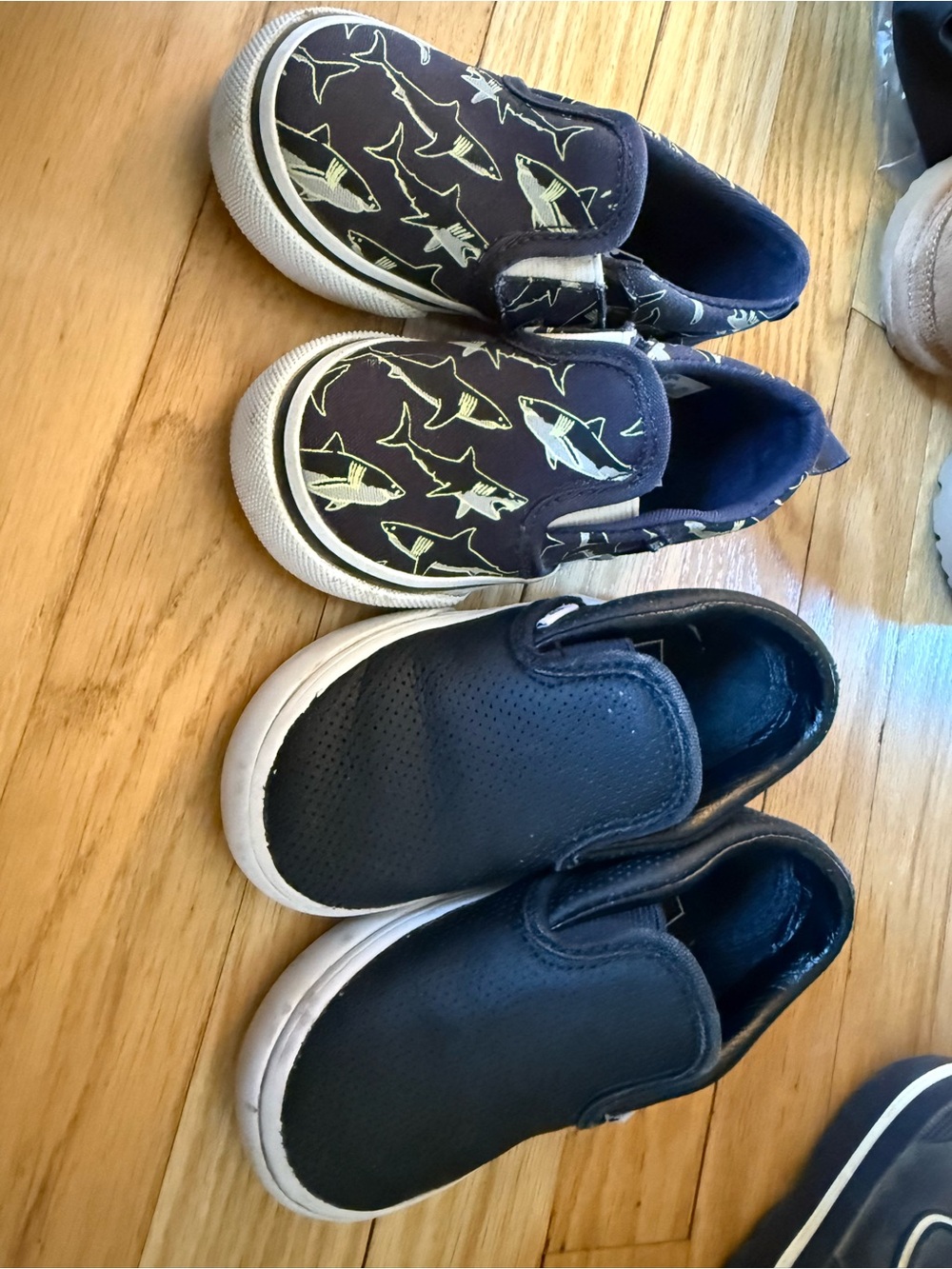VANS 2 Pairs - shark size 6, black leather size 7